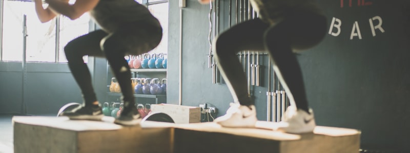 专业级智能跑步机，带液晶显示屏和心率监测功能