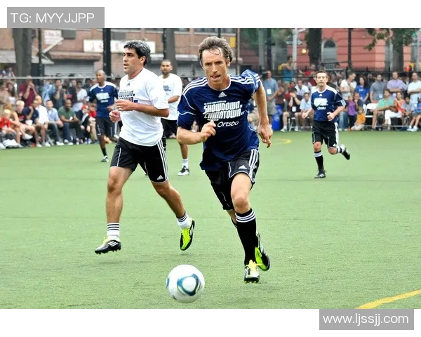 从球场到时尚街头足球球星服装演绎潮流风尚魅力